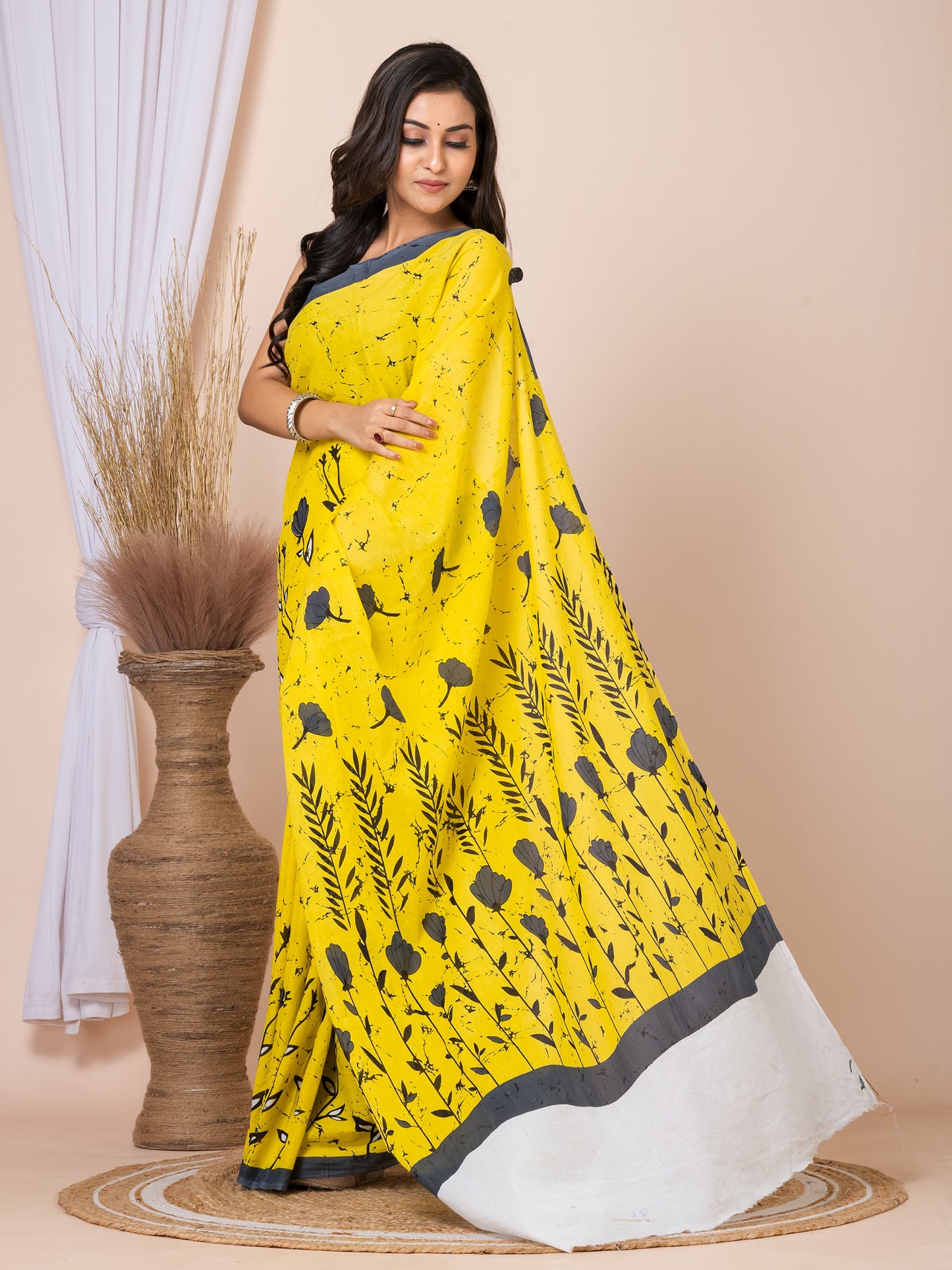 ITARA Yellow & Black Floral Design Pure Cotton Handloom Saree